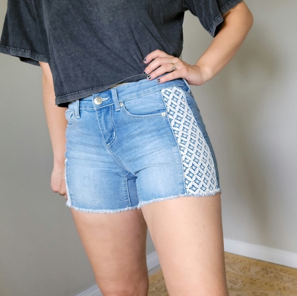 Seven7 Lace Denim Light Wash Jean Short - Picture 4 of 8